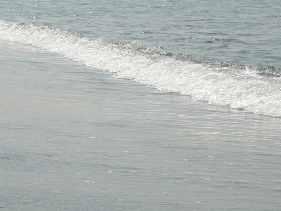 波打ち際、初夏の海。